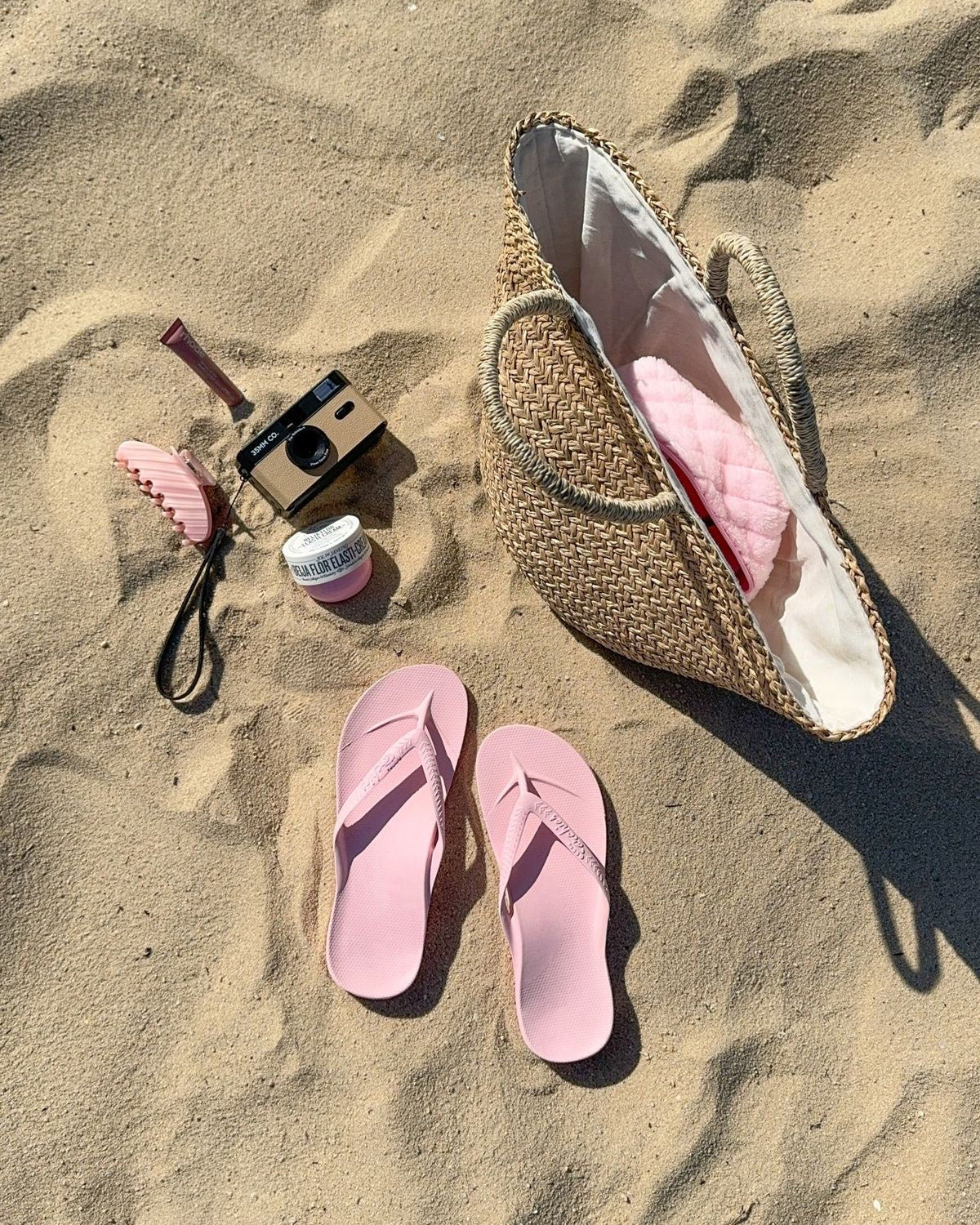 Phối đồ đi biển với giày dép gì vừa thoải mái vừa 'sống ảo'?